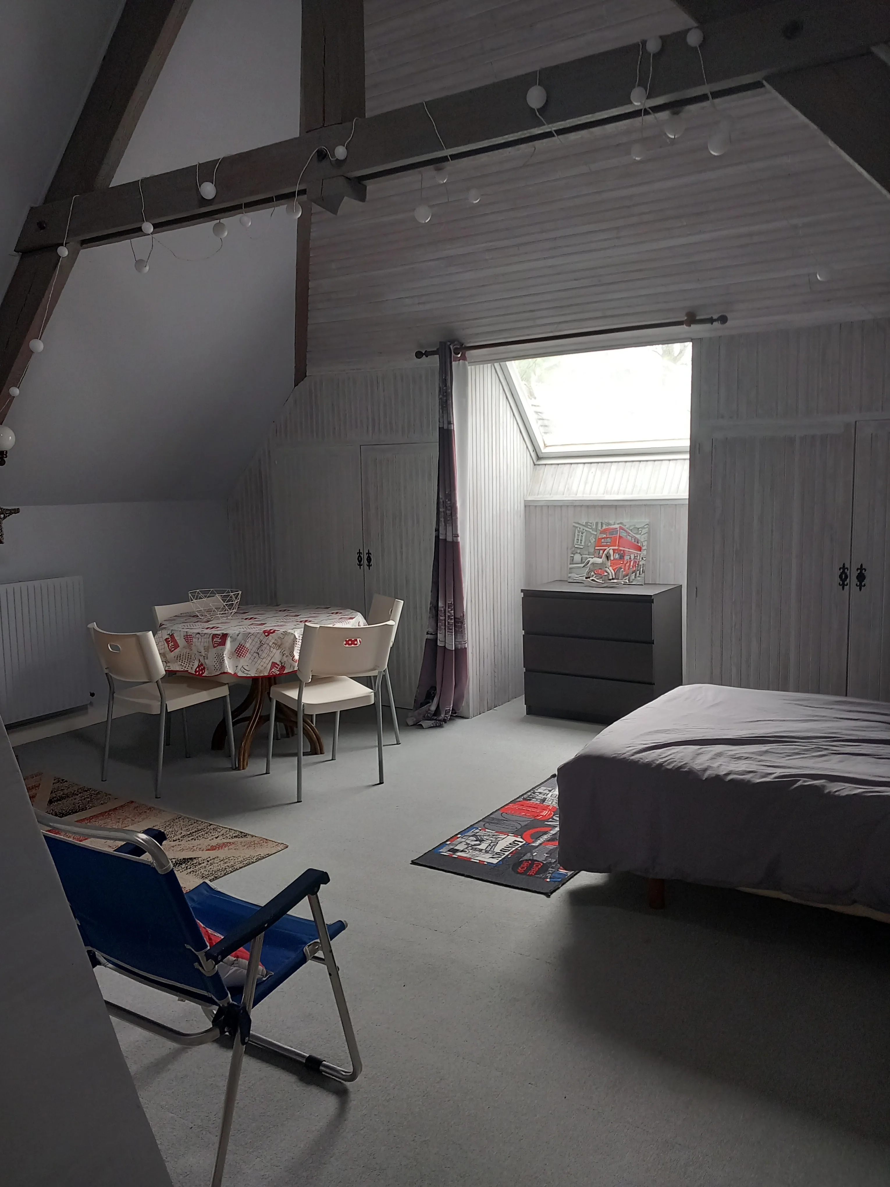 Grande chambre — coin repas